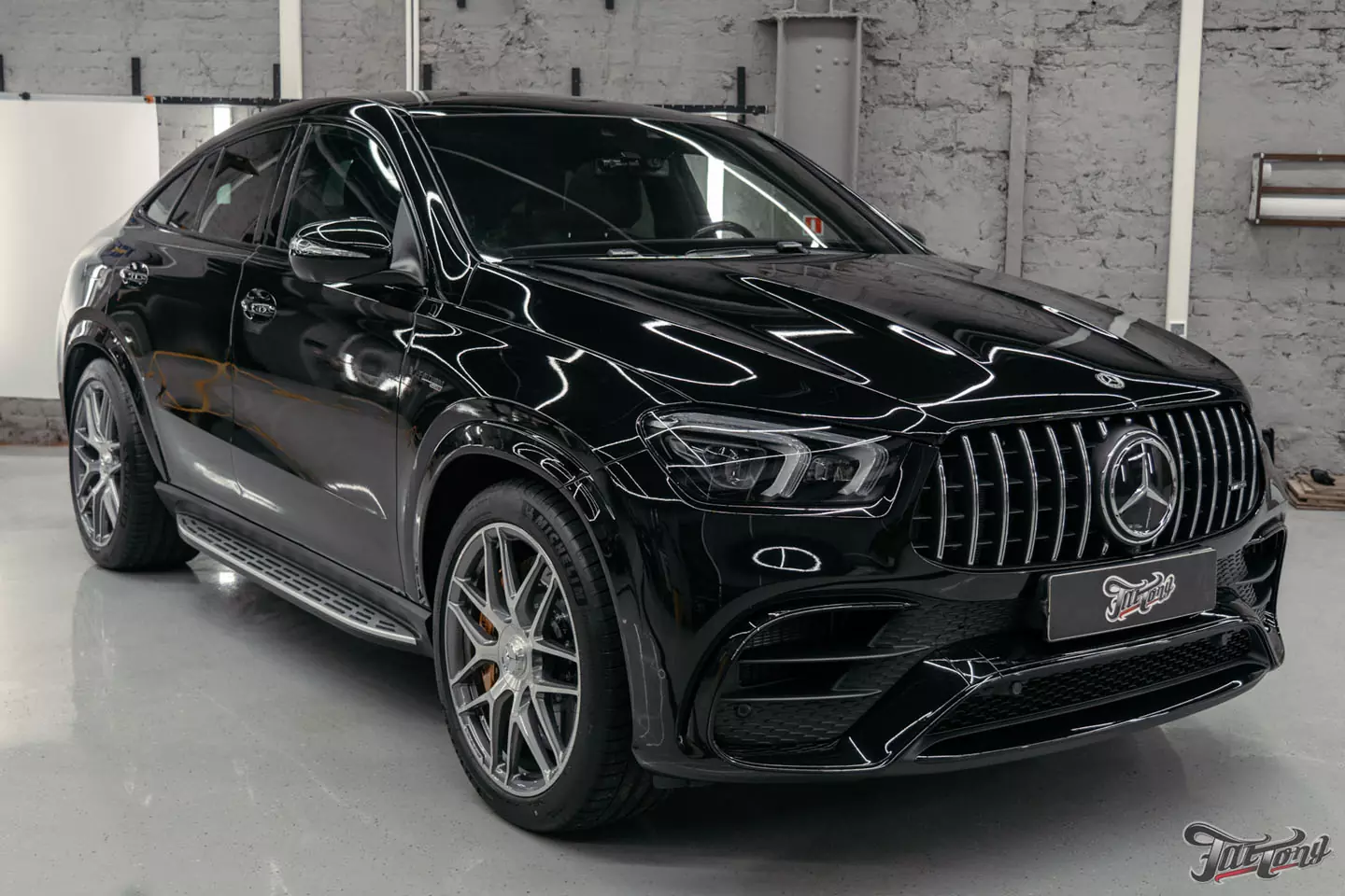 Выкинули BURMESTER 3D из нового Mercedes GLE 63S и установили новую акустическую систему. Выполнили комплексную шумоизоляцию, построили выхлопную систему, установили обвес Larte, оклеили полиуретаном